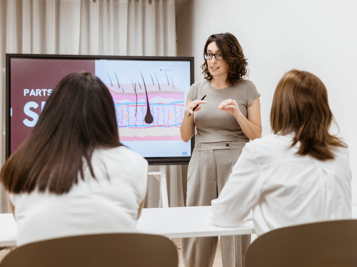 Formacion-Elia-Cosmeticos24h-Asesoras---Somos
